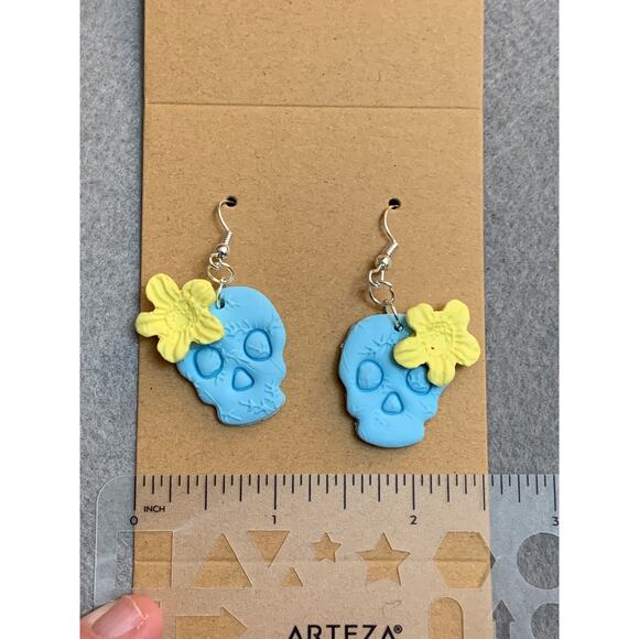 Flower Skull Dangle Earrings -Pastel Halloween - handmade polymer clay - Picture 4 of 4